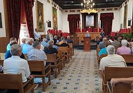 La nueva consellera de Agua, Salomé Pradas, se dirige a los regantes, en el Salón de Plenos del Ayuntamiento.