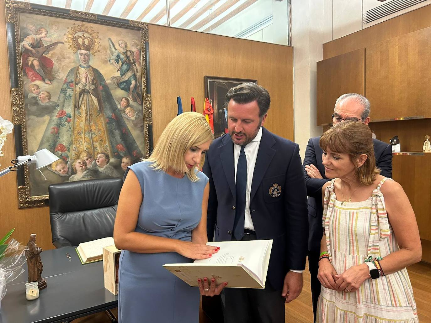 La consellera, con el alcalde y la concejal de Participación.