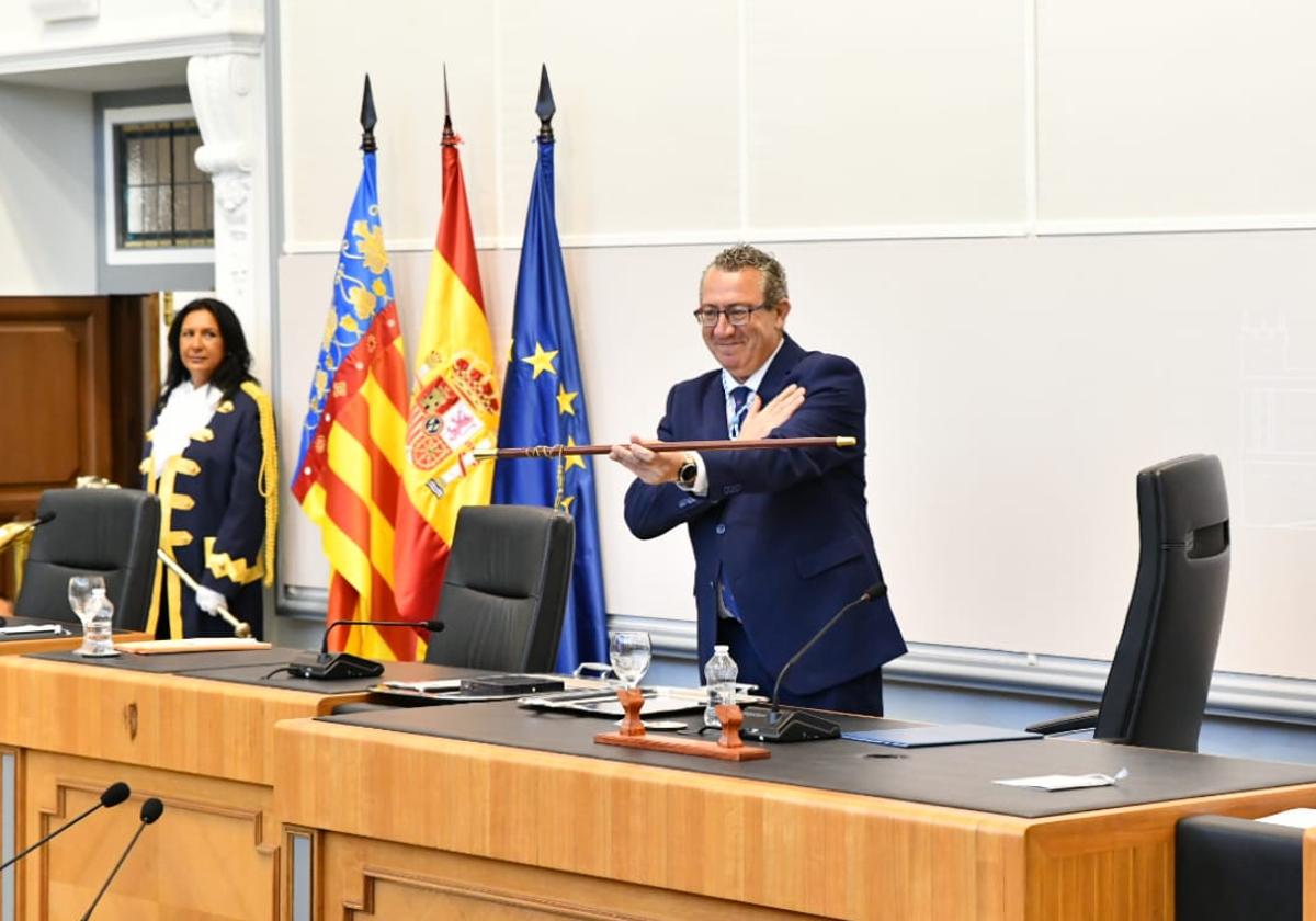 Toni Pérez con la vara de mando de la institución provincial.