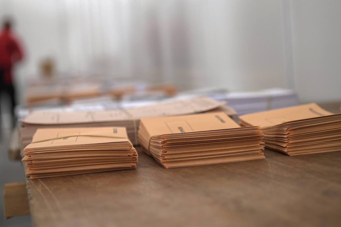 Sobres dispuestos en un colegio electoral.