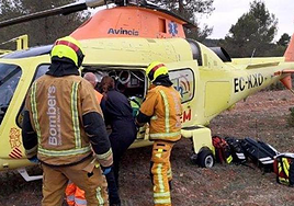 Los bomberos asisten al jóven herido en Banyeres por un accidente con un tractor.