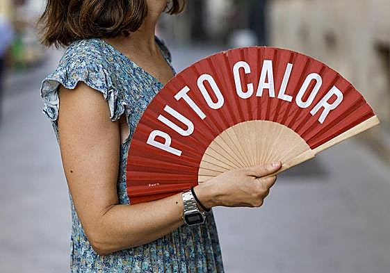 Una mujer combate el calor antes de la llegada de las lluvias al norte de Alicante.