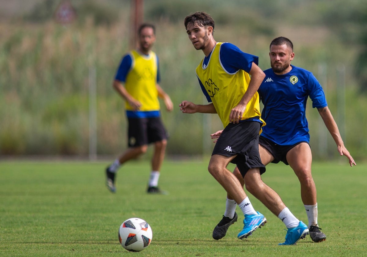 Artiles presiona al canterano Guti, en el entrenamiento de hoy en Fontcalent