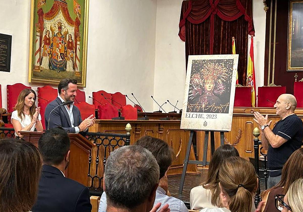 Presentación del cartel de las fiestas de Elche 2023 con la edil de Festejos, el alcalde y el artista Antonio Mora.