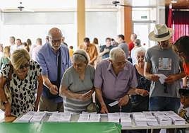 Cruz Roja facilitó el traslado a los colegios electorales a 36 alicantinos desde las residencias de personas mayores