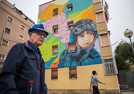Una persona mayor paseando por la ciudad.