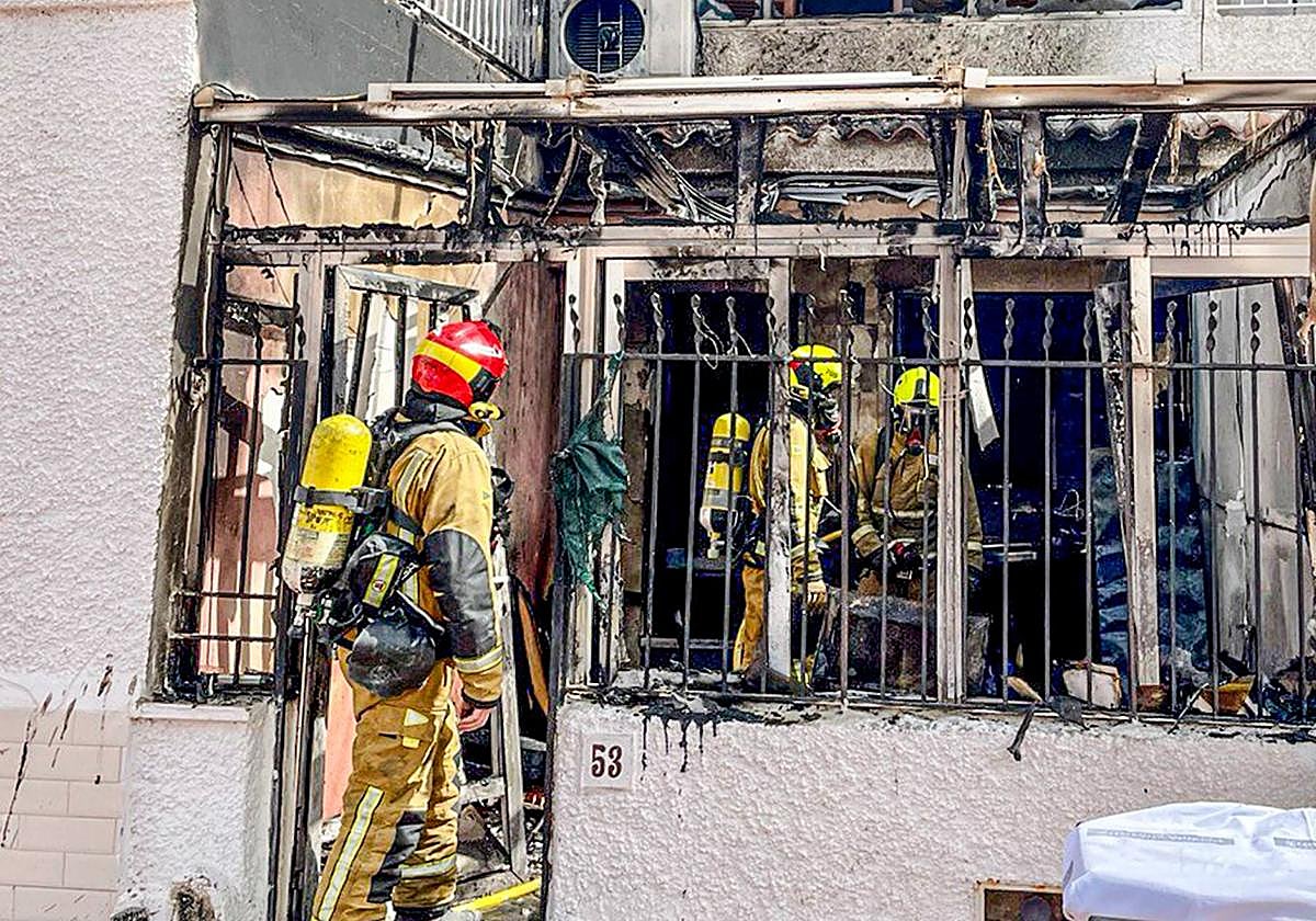 El adosado quedó totalmente calcinado por las llamas.