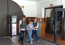 La Guardia Civil detiene a una de las integrantes de la red criminal.