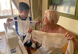 Mari Carmen González con su nieto Colate, ultimando uno de sus encargos.