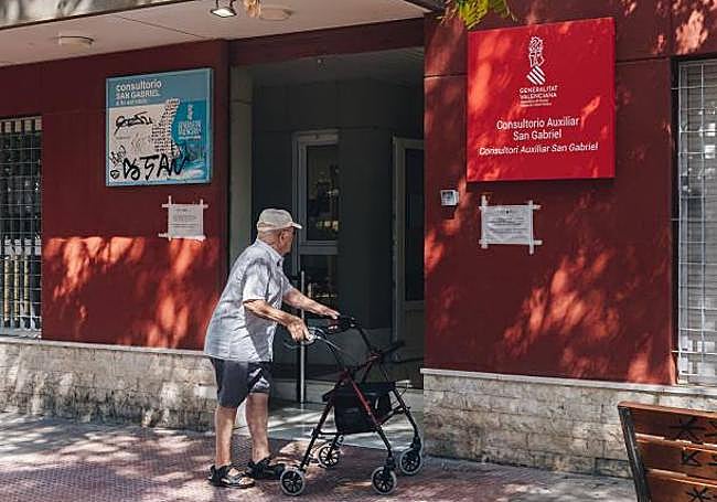 Los vecinos de mayor edad se han enterado del cierre al ver el cartel del centro médico.