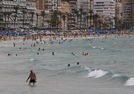 Cielos nubosos en las playas de Alicante.