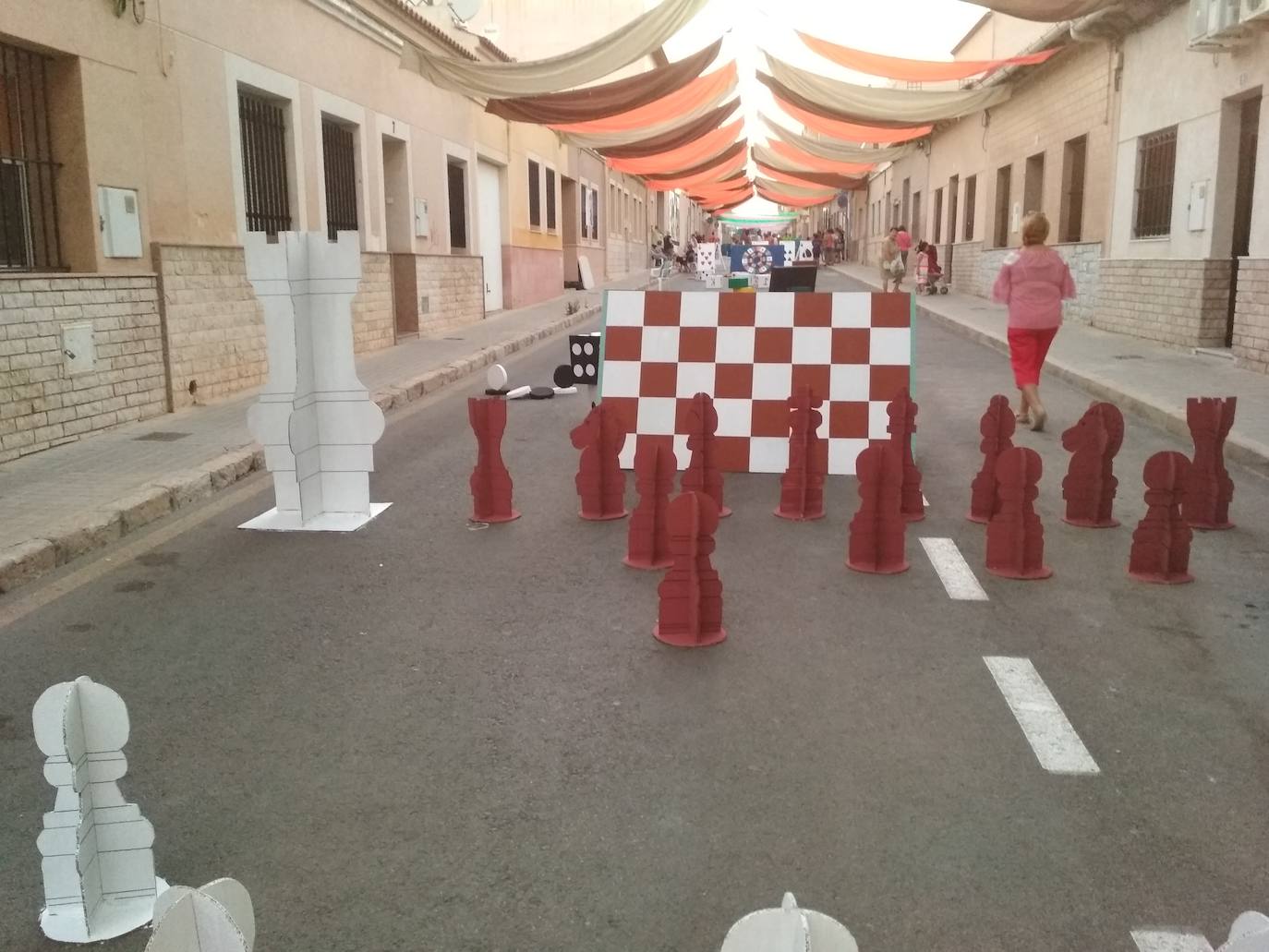 Una de las calles adornadas por los vecinos de San Gabriel.