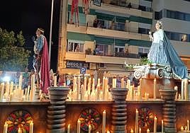 La Reina Cristiana, María Muñoz, deslumbró con más de 200 velas sobre su carroza en el desfile cristiano