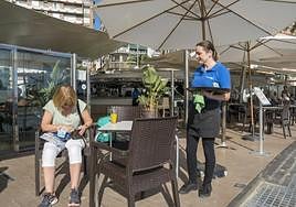 Bar con camarera en la playa del Postiguet.