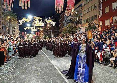 Imagen secundaria 1 - Varias escenas del boato del rey moro durante el desfile.