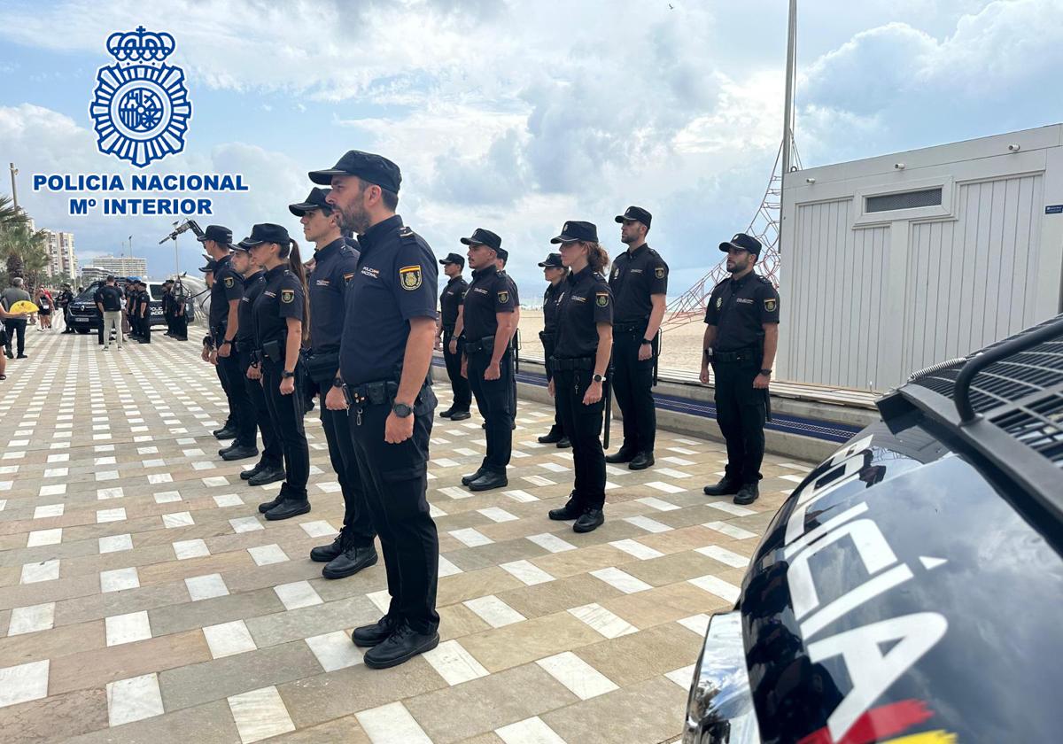 Algunos de los nuevos funcionarios en prácticas que refozarán las plantilas de la Policia Nacional de Alicante.