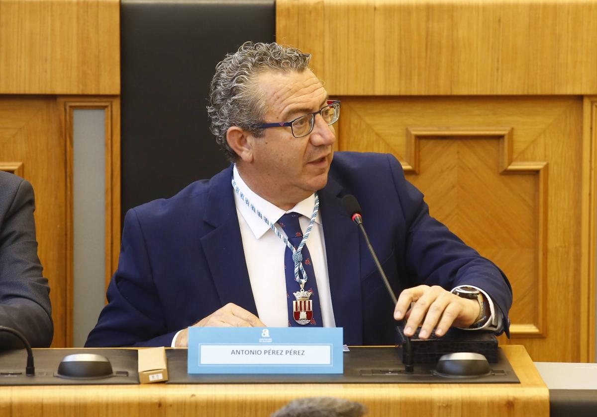 Toni Pérez durante su investidura como presidente de la Diputación de Alicante.