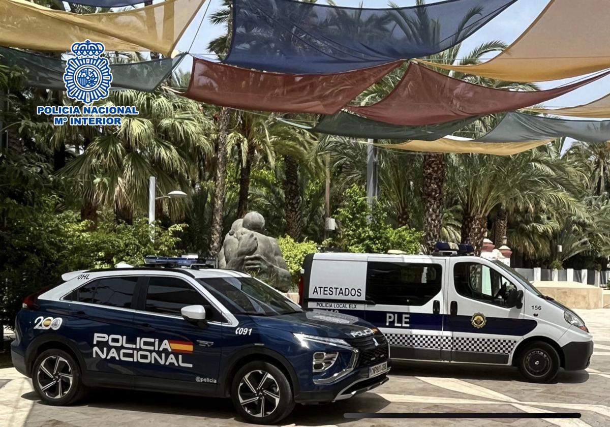 Un vehículo de la Policía Nacional junto a un furgón de Atestados de la Policía Local de Elche.