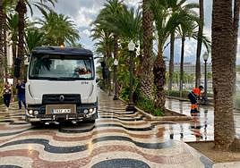 Una máquina de baldeo en el paseo de la Explanada.