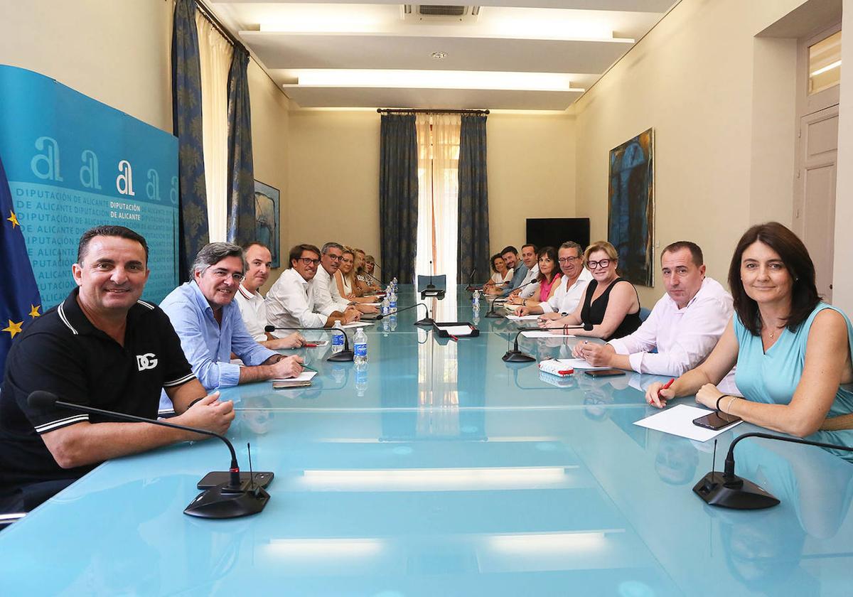 Reunión del nuevo equipo de gobierno de la Diputación Provincial de Alicante.