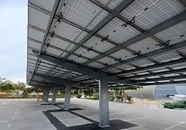 Placas solares sobre estructuras de los párquines de la UA.