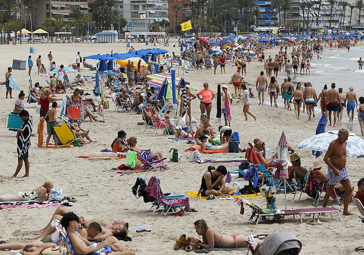 Bañistas en la playa de Poniente de Benidorm.