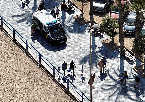 Dispositivo de refuerzo de playas en el Postiguet.