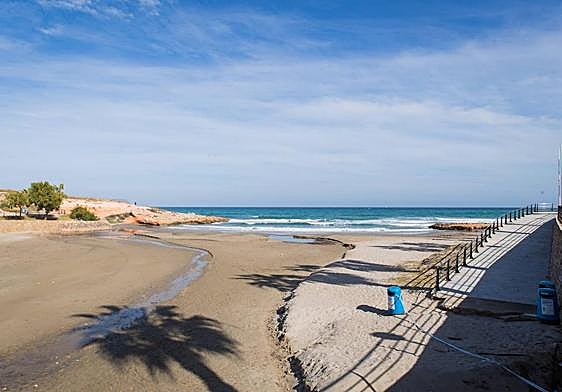 Una de las playas alicantinas merecedora de bandera negra a juicio de los ecologistas.