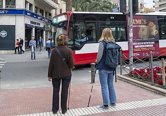 Un autobús bajando por Federico Soto desde la plaza de los Luceros.