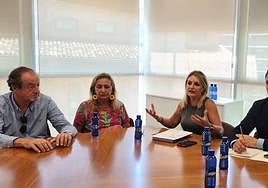 La Consellera de Turismo, Nuria Montes, durante una reunión con el sector turístico