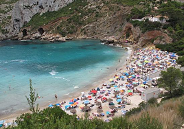 La Cala de la Granadella recibe muchos turistas durante el verano.