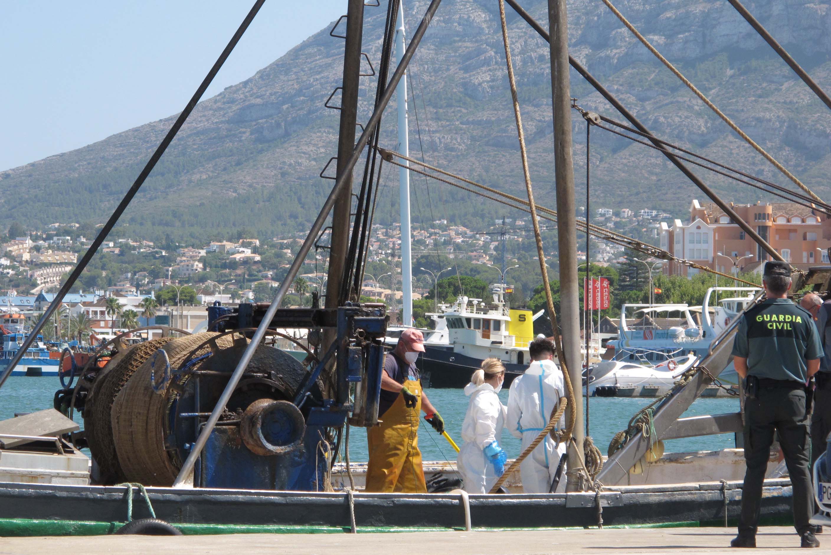Imagen secundaria 1 - Agentes de la Guardia Civil han estado presentes en la llegada de la embarcación al puerto de Dénia.