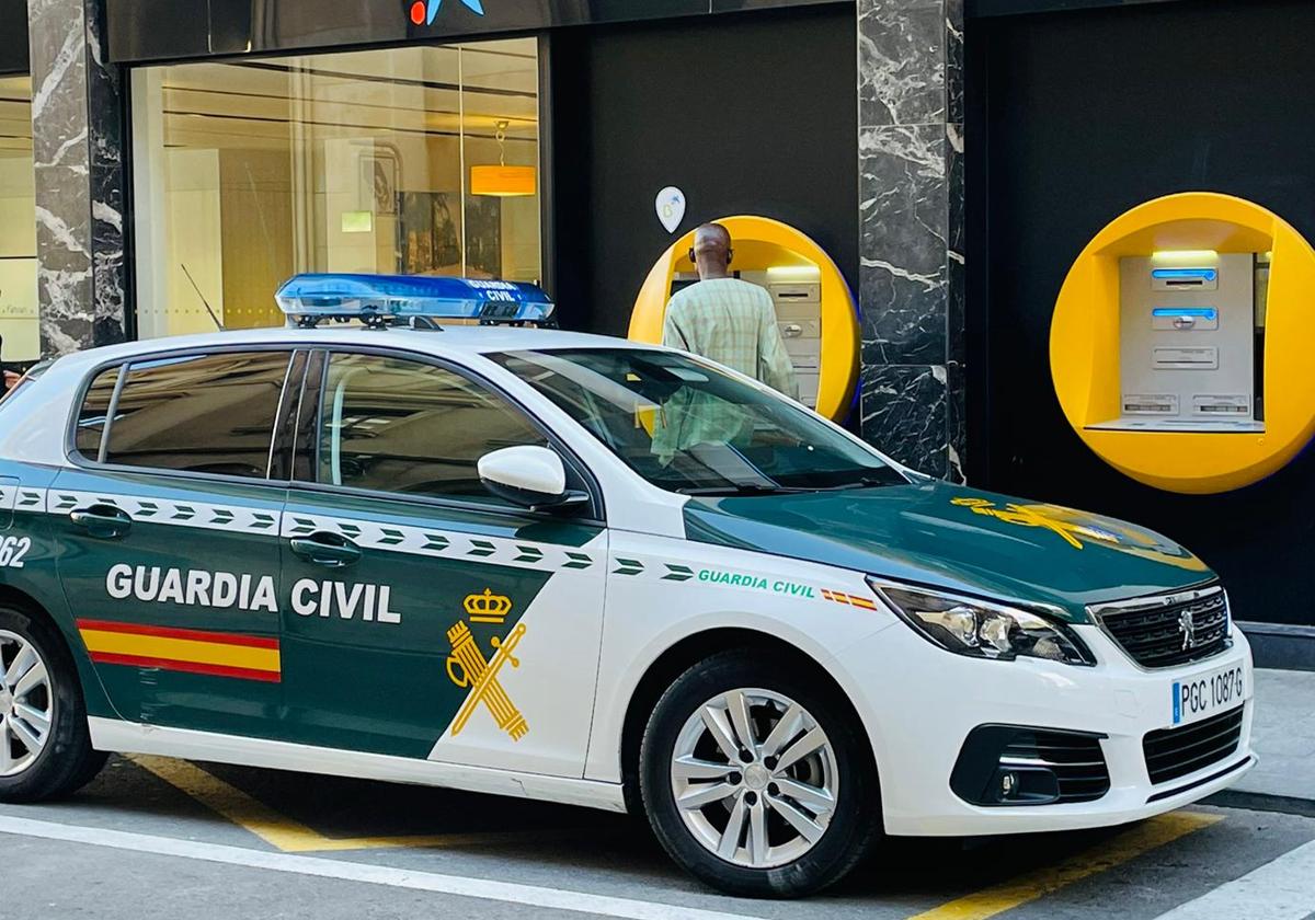 Un coche patrulla de la Guardia Civil en Alicante.