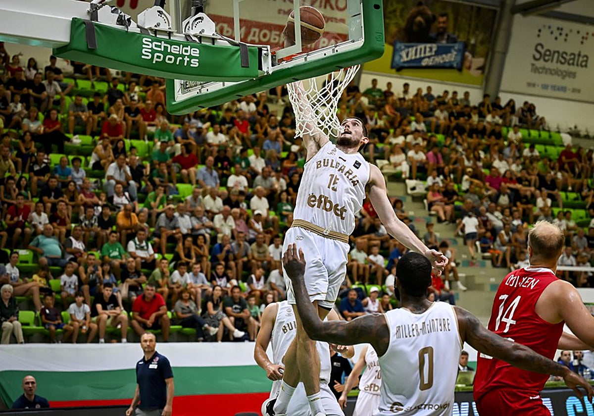 Kostas Kostadinov, durante un partido con Bulgaria