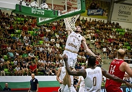 Kostas Kostadinov, durante un partido con Bulgaria