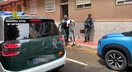 Agentes de la Guardia Civil durante el registro del domicilio del apresado en San Vicente.