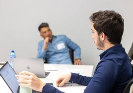 Dos hombres trabajando en la universidad.