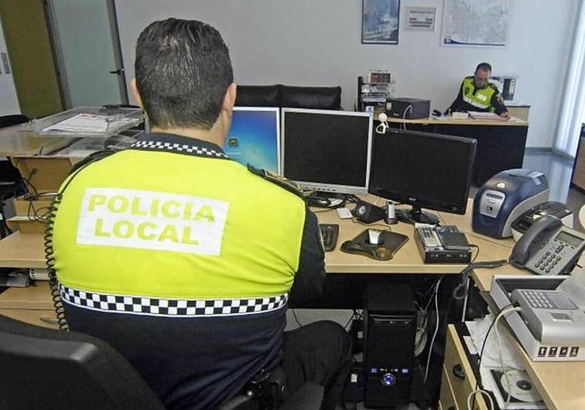 Un miembro de la Policía Local de Elche ejerciendo sus labores