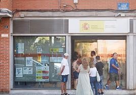 Personas en la cola del paro