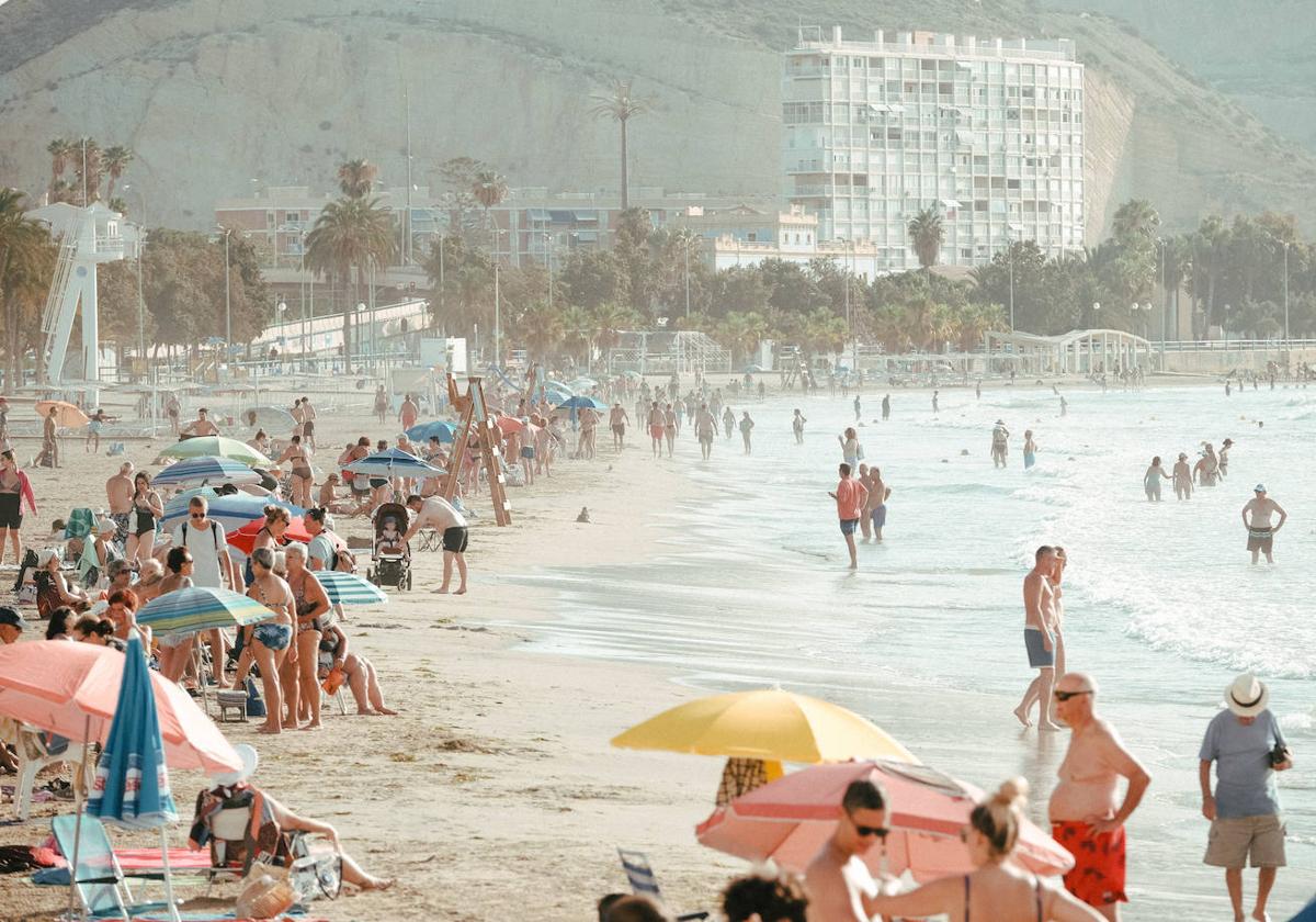 Bañistas en la playa del Postiguet.