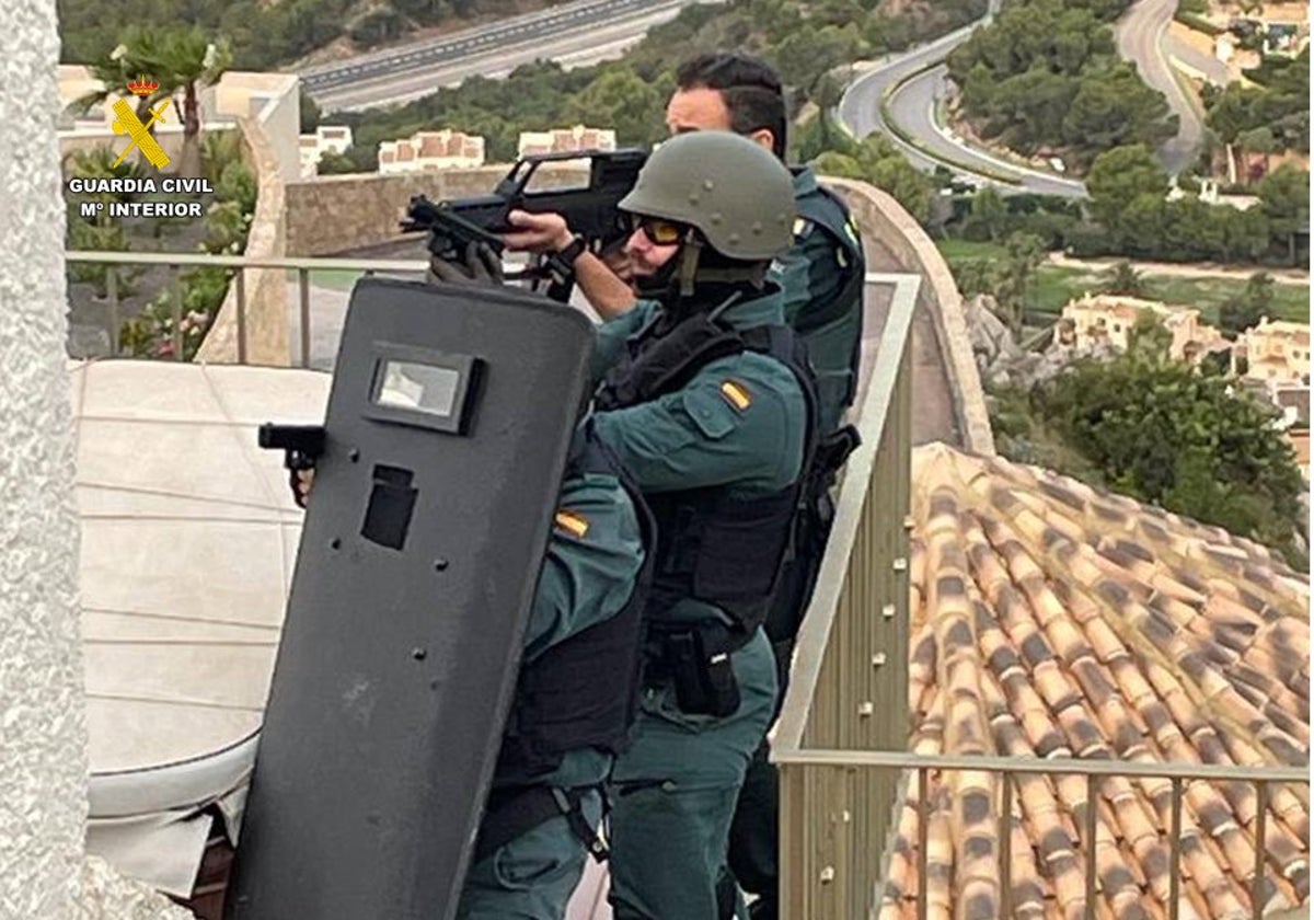 Imagen de los agentes de la Guardia Civil durante uno de los registros