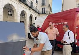 Jaime Aznar, gerente del Proyecto Lázaro haciendo una demostración del funcionamiento de los contenedores