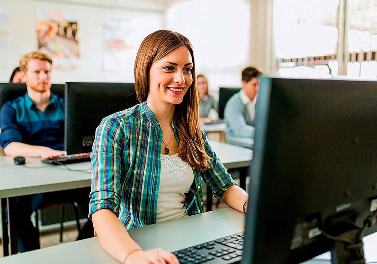 Estudiantes en un curso de formación de informática.