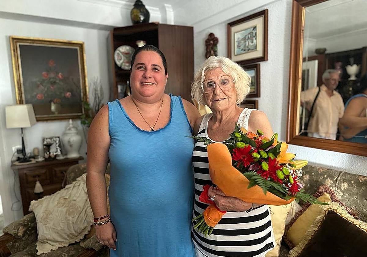 La concejala de Tercera Edad del Ayuntamiento de El Campello, Maricarmen Alemañ, y la vecina de 100 años Pilar Molina.