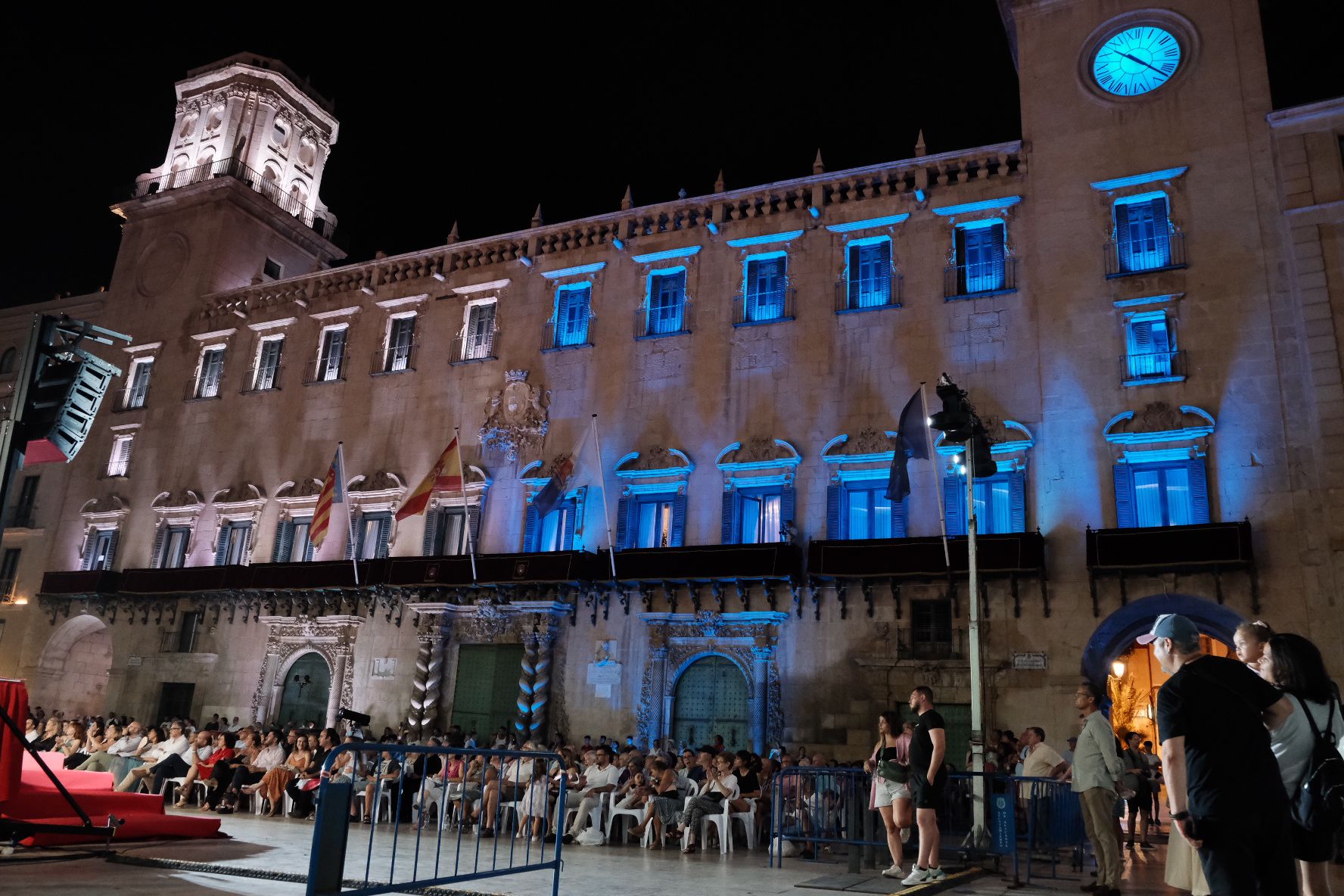 La plaza del Ayuntamiento de Alicante estrena iluminación