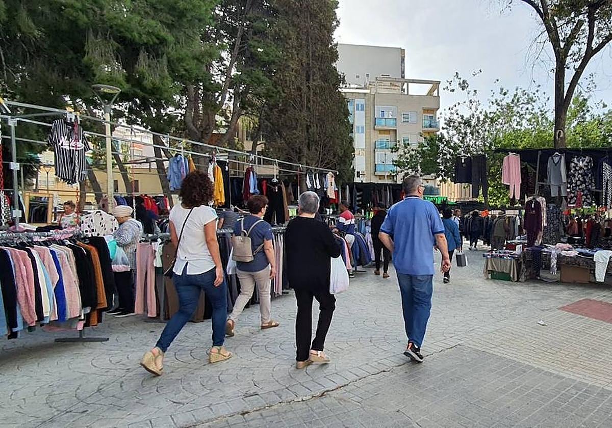 El gobierno promete suministrar bolsas a todos los comerciantes de los mercadillos de Elda.