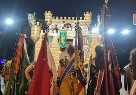 Acto de Moros y Cristiano frente al castillo en Altozano.