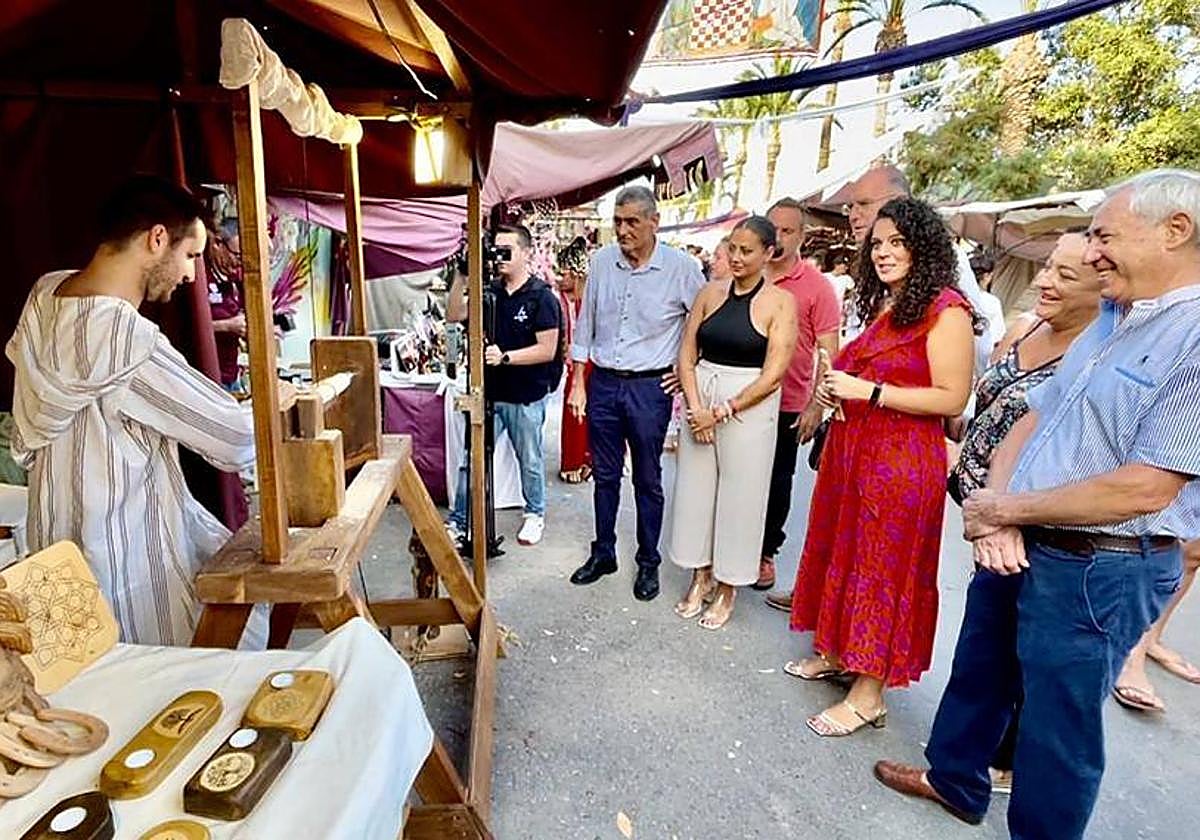 Miembros de la corporación en la inauguración del zoco árabe.