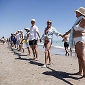 Cadena humana para regenerar la costa