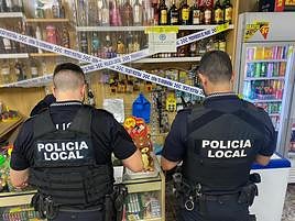 La Policía Local de Elche precintando un local por vender alcohol.